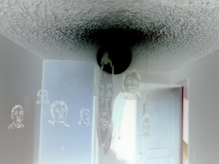 Con este tipo de efecto fotográfico da la imagen de que estos cuerpos no estuvieran habitando allí si no que parecen recuerdos. 